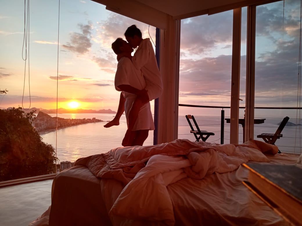 Casal na suíte do Mirante do Arvrão ao pôr do sol